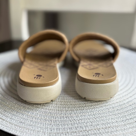 BearPaw Tan Woven Slide Sandals NWT - Picture 8 of 11